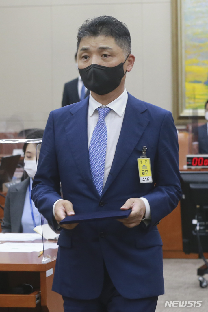 [서울=뉴시스] 전신 기자 = 김범수 카카오 의장이 5일 서울 여의도 국회에서 열린 정무위원회의 공정거래위원회 등에 대한 국정감사에서 선서문 제출을 위해 이동하고 있다. (공동취재사진) 2021.10.05. photo@newsis.com