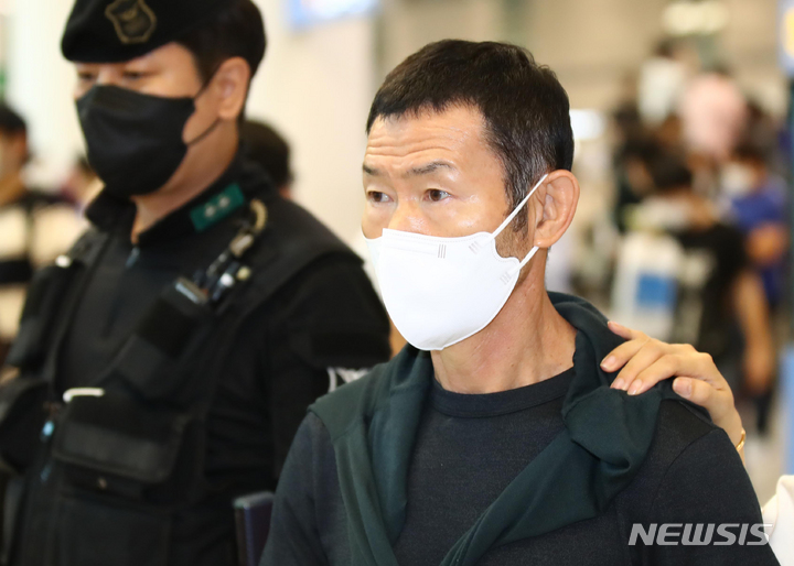 [인천공항=뉴시스] 이영환 기자 = 대한민국 축구 국가대표 손흥민의 부친 손웅 씨가 5일 오후 인천국제공항 제2여객터미널을 통해 귀국하고 있다. (공동취재사진) 2021.10.05. photo@newsis.com