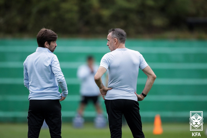 [서울=뉴시스] 김병문 기자 = 대한민국 축구 대표팀 파울루 벤투 감독과 세르지우 코스타 수석코치가 5일 경기 파주트레이닝센터에서 훈련을 지켜보며 대화 나누고 있다. (사진=대한축구협회 제공) 2021.10.05. photo@newsis.com *재판매 및 DB 금지