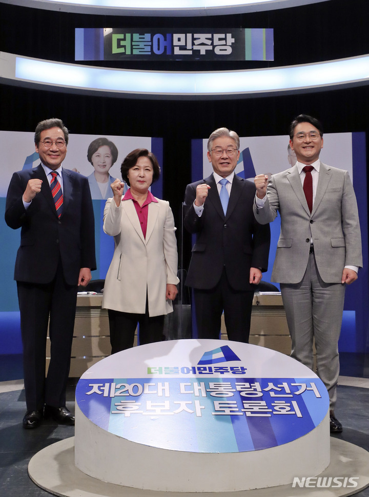 [부천=뉴시스] 최진석 기자 = 더불어민주당 대선 경선 후보인 이낙연(왼쪽부터), 추미애, 이재명, 박용진 후보가 5일 경기 부천시 OBS경인TV에서 열린 더불어민주당 제20대 대통령선거 후보자 방송토론회에 앞서 포토타임을 갖고 포즈를 취하고 있다. 2021.10.05. myjs@newsis.com