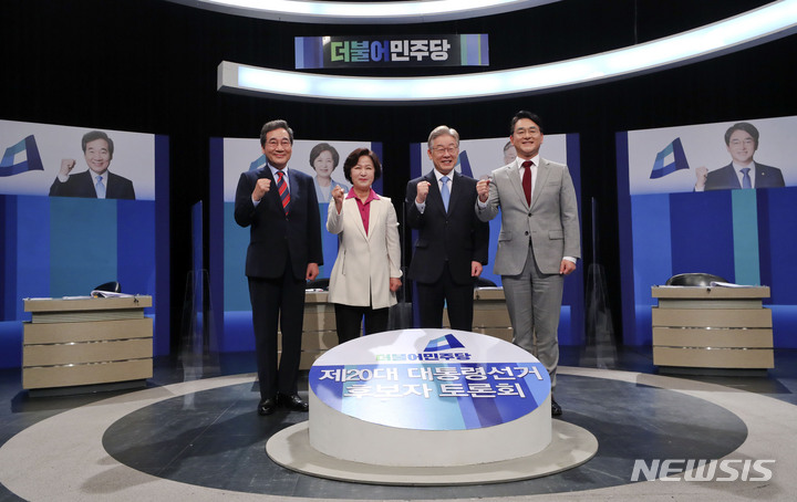 [부천=뉴시스] 최진석 기자 = 더불어민주당 대선 경선 후보인 이낙연(왼쪽부터), 추미애, 이재명, 박용진 후보가 5일 경기 부천시 OBS경인TV에서 열린 더불어민주당 제20대 대통령선거 후보자 방송토론회에 앞서 포토타임을 갖고 포즈를 취하고 있다. 2021.10.05. myjs@newsis.com