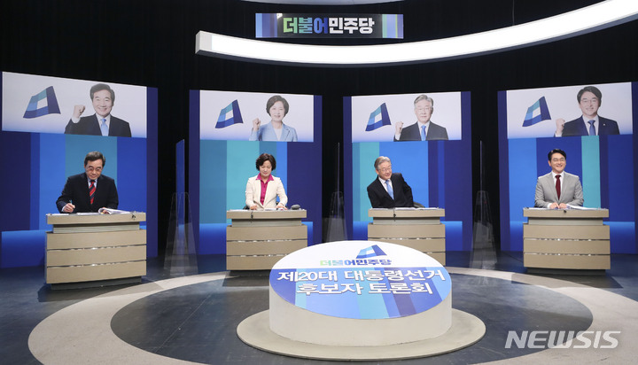 [부천=뉴시스] 최진석 기자 = 더불어민주당 대선 경선 후보인 이낙연(왼쪽부터), 추미애, 이재명, 박용진 후보가 5일 경기 부천시 OBS경인TV에서 열린 더불어민주당 제20대 대통령선거 후보자 방송토론회에 앞서 리허설을 하고 있다. 2021.10.05. myjs@newsis.com