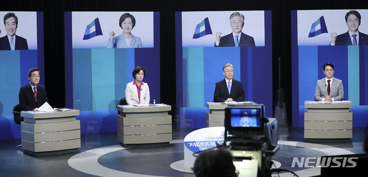 [부천=뉴시스] 최진석 기자 = 더불어민주당 대선 경선 후보인 이낙연(왼쪽부터), 추미애, 이재명, 박용진 후보가 5일 경기 부천시 OBS경인TV에서 열린 더불어민주당 제20대 대통령선거 후보자 방송토론회에 앞서 리허설을 하고 있다. 2021.10.05. myjs@newsis.com