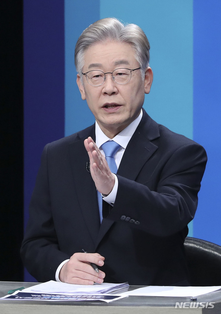 [부천=뉴시스] 최진석 기자 = 더불어민주당 대선 경선 후보인 이재명 후보가 5일 경기 부천시 OBS경인TV에서 열린 더불어민주당 제20대 대통령선거 후보자 방송토론회에 앞서 토론 준비를 하고 있다. 2021.10.05. myjs@newsis.com