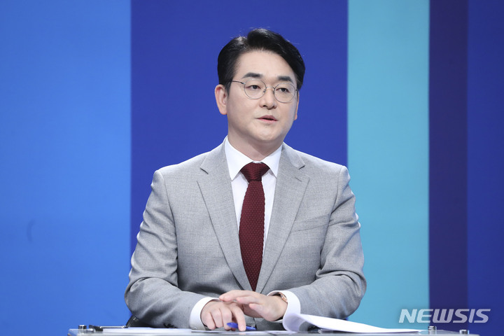 [부천=뉴시스] 최진석 기자 = 더불어민주당 대선 경선 후보인 박용진 후보가 5일 경기 부천시 OBS경인TV에서 열린 더불어민주당 제20대 대통령선거 후보자 방송토론회에 앞서 토론 준비를 하고 있다. 2021.10.05. myjs@newsis.com