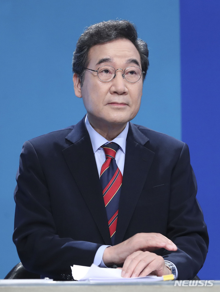 [부천=뉴시스] 최진석 기자 = 더불어민주당 대선 경선 후보인 이낙연 후보가 5일 경기 부천시 OBS경인TV에서 열린 더불어민주당 제20대 대통령선거 후보자 방송토론회에 앞서 토론 준비를 하고 있다. 2021.10.05. myjs@newsis.com