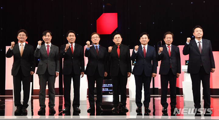 [서울=뉴시스] 국회사진기자단 = 유승민(왼쪽부터), 하태경, 안상수, 최재형, 황교안, 원희룡, 홍준표, 윤석열 국민의힘 대선 예비후보가 5일 오후 서울 여의도 한국방송공사 스튜디오에서 제6차 방송토론회에 앞서 기념촬영하고 있다. 2021.10.05. photo@newsis.com