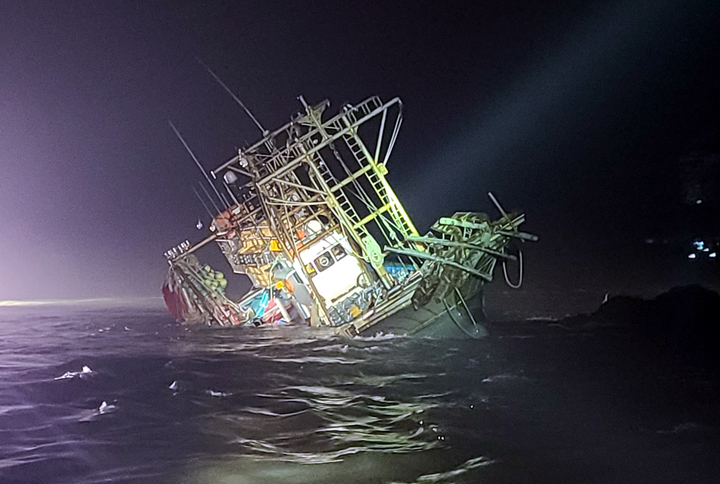 [목포=뉴시스] 좌초된 어선. *재판매 및 DB 금지