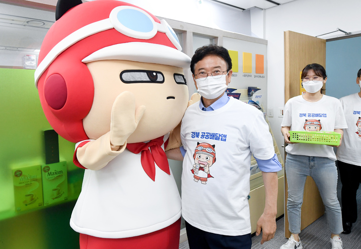 [안동=뉴시스] 이철우 경북지사가 지난 달 경북형 공공배달앱 '먹깨비' 인형과 기념사진을 찍고 있다. (사진=경북도 제공) 2021.10.06 *재판매 및 DB 금지