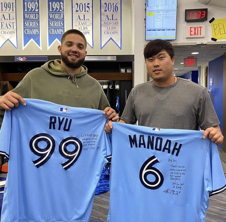 [서울=뉴시스] 2021시즌을 마치며 유니폼을 주고 받은 류현진(사진 오른쪽)과 알렉 마노아. (사진 = 토론토 블루제이스 구단 공식 트위터 캡처) *재판매 및 DB 금지