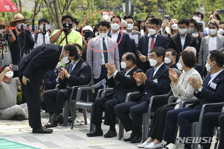 [서울=뉴시스] 윤석열 전 검찰총장이 지난 6월9일 서울 중구 남산예장공원에서 열린 독립운동가 우당 이회영 선생 기념관 개관식에 참석해 인사하고 있다. 빨간 동그라미 속의 인물은 항문침 전문가 이병환씨로 이날 윤 전 총장의 일정을 밀착 수행했다. (공동취재사진) 2021.10.06. photo@newsis.com