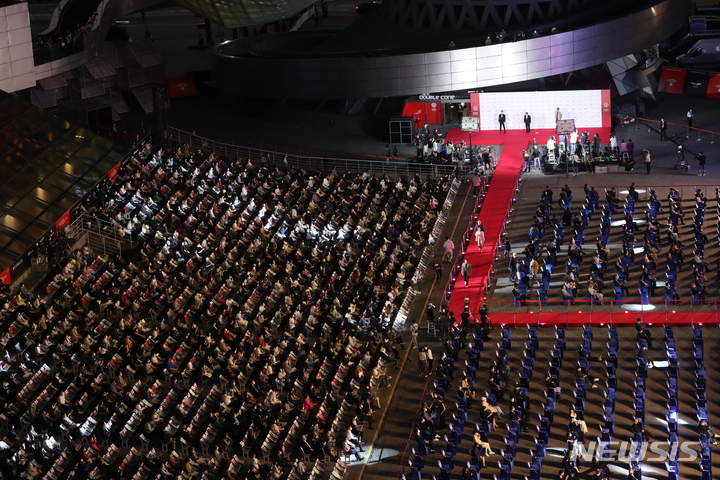  [부산=뉴시스] 하경민 기자 = 제26회 부산국제영화제 개막식이 열린 6일 오후 부산 해운대구 영화의전당 야외극장에서 영화인들이 레드카펫을 지나고 있다. 올해 영화제는 개막작인 임상수 감독의 '행복의 나라로'(Heaven: To the Land of Happiness)를 시작으로 15일까지 영화의전당을 포함한 6개 극장 29개 스크린에서 총 70개국의 작품 223편을 상영한다. 상영작의 관람좌석은 50%만 운영하고, 작품 1편당 2~3회씩 선보인다. 2021.10.05. yulnetphoto@newsis.com