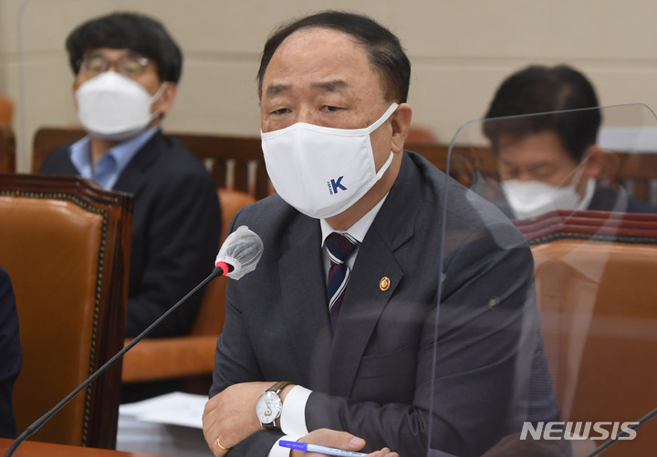 [서울=뉴시스] 전신 기자 = 홍남기 경제부총리가 6일 서울 여의도 국회에서 열린 기획재정위원회의 기획재정부(조세정책) 국정감사에서 의원 질의에 답변하고 있다. (공동취재사진) 2021.10.06. photo@newsis.com