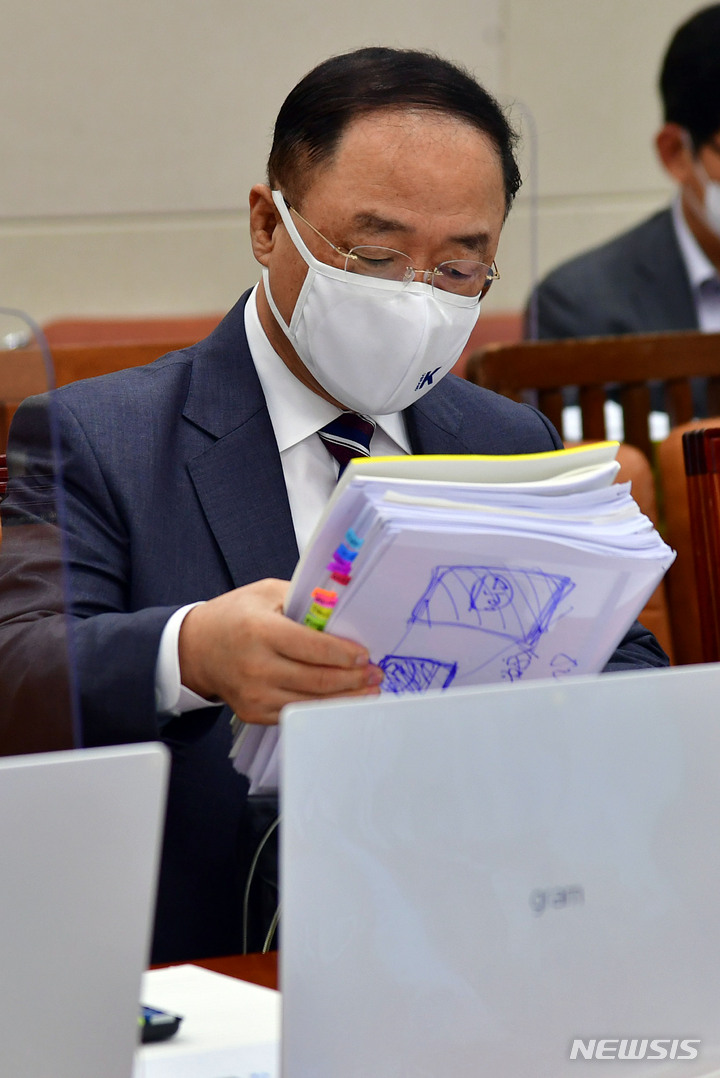 홍남기 "세수 추계 오차 죄송…암호화폐 과세 예정대로"(종합)