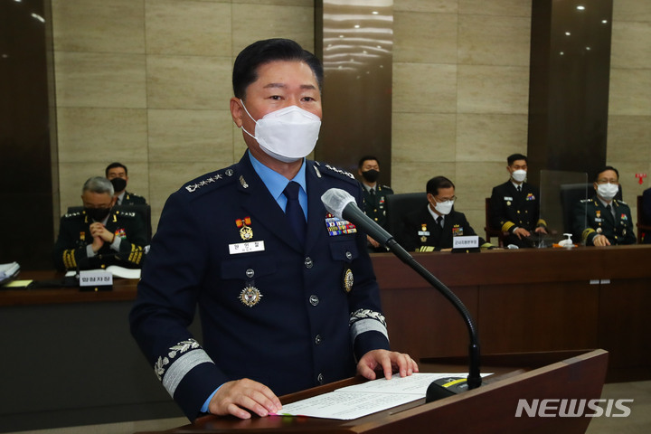 [서울=뉴시스] 국회사진기자단 = 6일 서울 용산구 합동참모본부에서 열린 국회 국방위원회의 합참에 대한 국정감사에서 원인철 합참의장이 업무보고를 하고 있다. 2021.10.06. photo@newsis.com