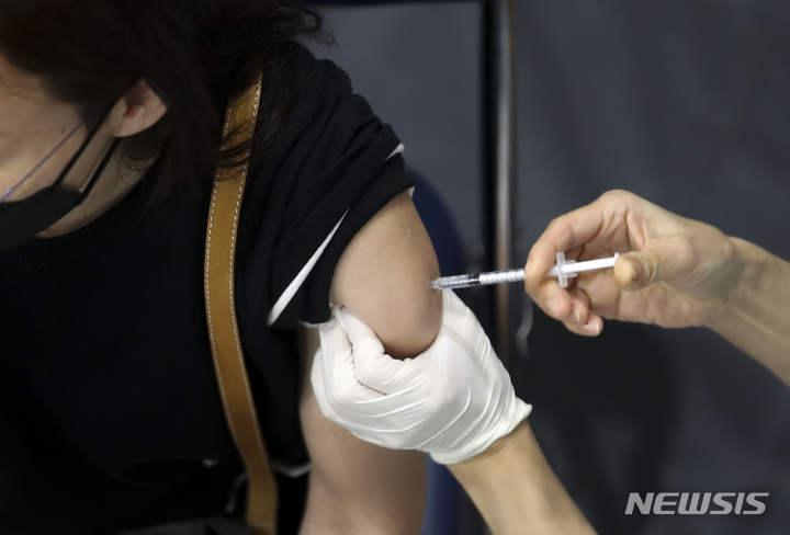 [서울=뉴시스] 정병혁 기자 = 지난 6일 오후 서울 송파구 체육문화회관에 설치된 코로나19 예방접종센터를 찾은 시민들이 백신 접종을 받고 있다. 2021.10.06. jhope@newsis.com