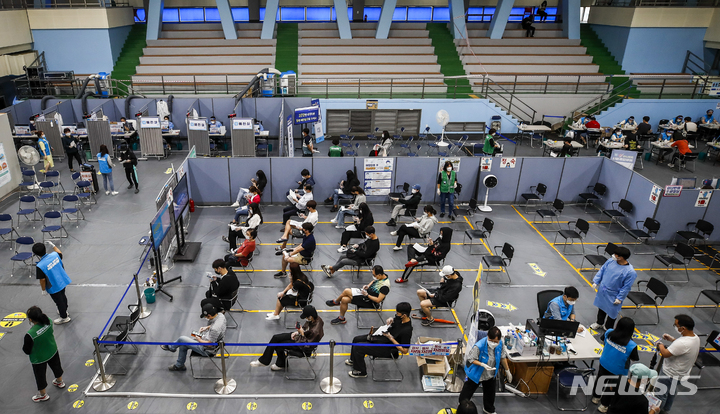 [서울=뉴시스] 정병혁 기자 = 18세 이상 백신 1차 접종자가 90%를 넘어선 가운데 6일 오후 서울 송파구 체육문화회관에 설치된 코로나19 예방접종센터에서 백신 접종을 마친 시민들이 이상반응 모니터링을 하고 있다. 2021.10.06. jhope@newsis.com