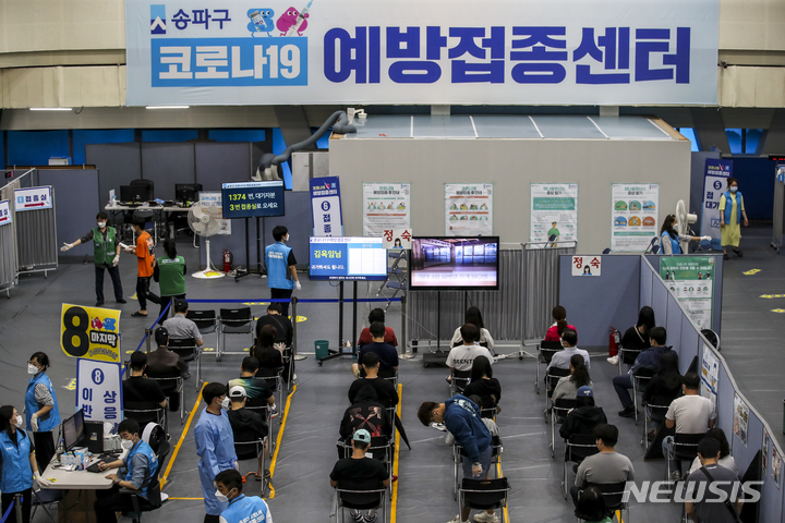 [서울=뉴시스] 정병혁 기자 = 18세 이상 백신 1차 접종자가 90%를 넘어선 가운데 6일 오후 서울 송파구 체육문화회관에 설치된 코로나19 예방접종센터에서 백신 접종을 마친 시민들이 이상반응 모니터링을 하고 있다. 2021.10.06. jhope@newsis.com