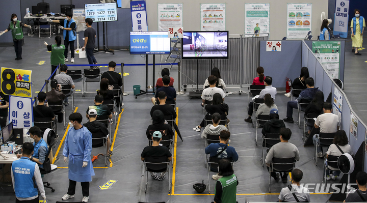 [서울=뉴시스] 정병혁 기자 = 18세 이상 백신 1차 접종자가 90%를 넘어선 가운데 6일 오후 서울 송파구 체육문화회관에 설치된 코로나19 예방접종센터에서 백신 접종을 마친 시민들이 이상반응 모니터링을 하고 있다. 2021.10.06. jhope@newsis.com