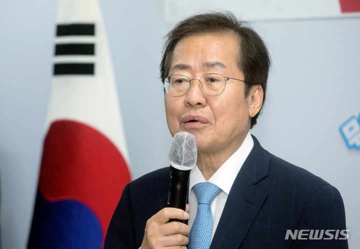 [서울=뉴시스] 국회사진기자단 = 홍준표 국민의힘 대선 경선 예비후보가 6일 서울 여의도 선거캠프에서 열린 경기도 선거대책위원회 임명장 수여식에서 인사말을 하고 있다. 2021.10.06. photo@newsis.com