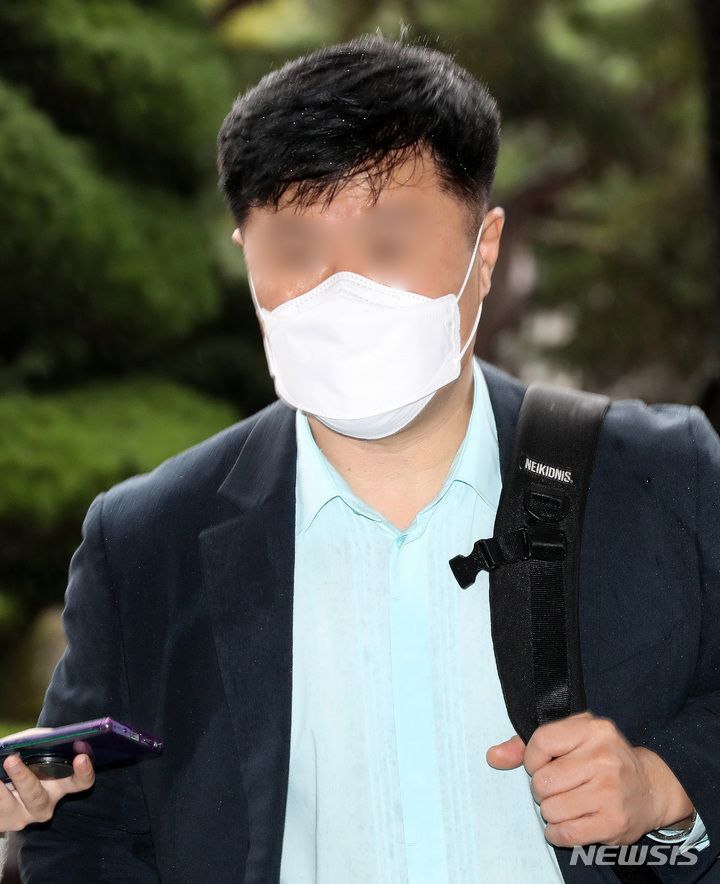 [서울=뉴시스] 백동현 기자 = 김문기 성남도시개발공사 개발1처장이 6일 오후 서울 서초구 서울중앙지방검찰청에 들어서고 있다. 김 처장은 올해 초까지 대장동 개발의 실무 책임을 맡은 인물이다. 2021.10.06. livertrent@newsis.com