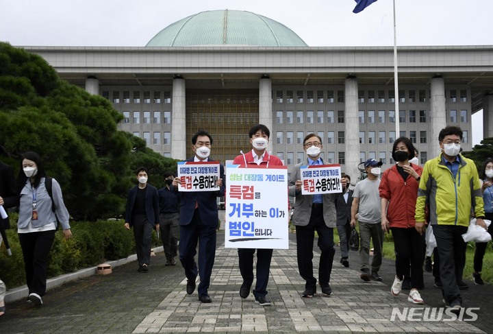 [서울=뉴시스] 전신 기자 = 이준석 국민의힘 대표가 6일 서울 여의도 국회에서 '대장동 게이트 특검 촉구' 기자회견을 마친 후 도보투쟁을 위해 본청을 나서고 있다. (공동취재사진) 2021.10.06. photo@newsis.com