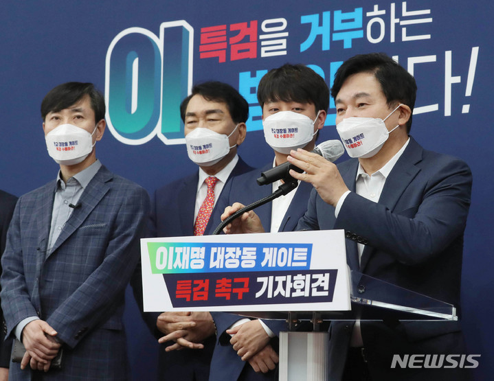 [서울=뉴시스] 최동준 기자 = 국민의힘 원희룡 대선 경선 예비후보가 6일 서울 여의도 국회에서 '대장동 의혹' 특검 촉구 발언을 하고 있다. (공동취재사진) 2021.10.06. photo@newsis.com