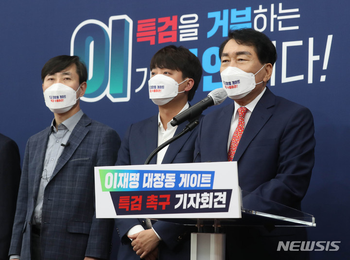 [서울=뉴시스] 최동준 기자 = 국민의힘 안상수 대선 경선 예비후보가 6일 서울 여의도 국회에서 '대장동 의혹' 특검 촉구 발언을 하고 있다. (공동취재사진) 2021.10.06. photo@newsis.com