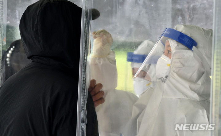 [대구=뉴시스] 이무열 기자 = 6일 대구 중구 국채보상운동기념공원에 마련된 임시선별검사소에서 시민들이 코로나19 진단검사를 받고 있다. 2021.10.06. lmy@newsis.com