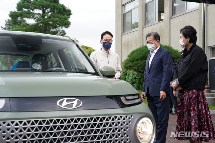 [서울=뉴시스] 문재인 대통령이 6일 오후 청와대 경내에서 '광주형 일자리'에서 생산된 경형 스포츠유틸리티차(SUV) 캐스퍼를 인수하고 있다. '광주형 일자리'는 지역의 노·사·민·정이 지역 주도의 맞춤형 발전과 노사 간 동반 성장을 이루기 위한 경제 모델이다. (사진=청와대 제공) 2021.10.06. photo@newsis.com