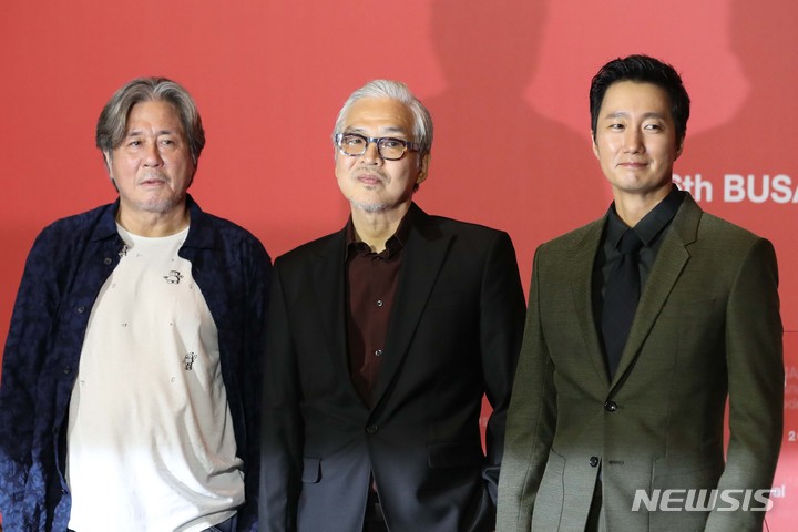 [부산=뉴시스] 박진희 기자 = 배우 최민식, 임상수 감독, 박해일이 6일 부산 해운대구 영화의전당 중극장에서 부산국제영화제 개막작 '행복의 나라로' 기자회견을 하고 있다. 2021.10.06. pak7130@newsis.com