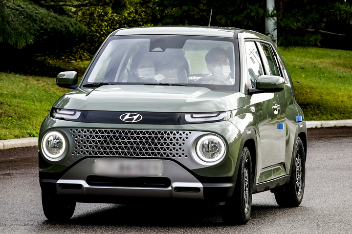 [서울=뉴시스] 문재인 대통령이 6일 오후 청와대 경내에서 '광주형 일자리'에서 생산된 경형 스포츠유틸리티차(SUV) 캐스퍼를 운전하고 있다.'광주형 일자리'는 지역의 노·사·민·정이 지역 주도의 맞춤형 발전과 노사 간 동반 성장을 이루기 위한 경제 모델이다. (사진=청와대 제공) 2021.10.06. photo@newsis.com *재판매 및 DB 금지