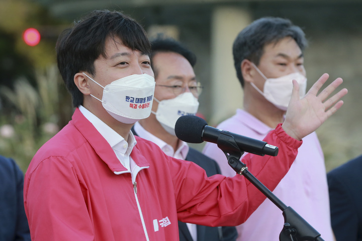 [서울=뉴시스] 국회사진기자단 = 이준석 국민의힘 대표가 6일 서울 종로구 청와대 앞 분수대 광장에서 '대장동 의혹 진상 규명을 위한 특검 도입'을 촉구하는 발언을 하고 있다. 2021.10.06. photo@newsis.com