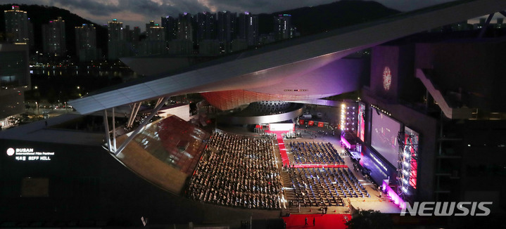 [부산=뉴시스] 하경민 기자 = 제26회 부산국제영화제 개막식이 열린 6일 오후 부산 해운대구 영화의전당 야외극장에서 영화인들이 레드카펫을 지나고 있다. 올해 영화제는 개막작인 임상수 감독의 '행복의 나라로'(Heaven: To the Land of Happiness)를 시작으로 15일까지 영화의전당을 포함한 6개 극장 29개 스크린에서 총 70개국의 작품 223편을 상영한다. 상영작의 관람좌석은 50%만 운영하고, 작품 1편당 2~3회씩 선보인다. 2021.10.06. yulnetphoto@newsis.com