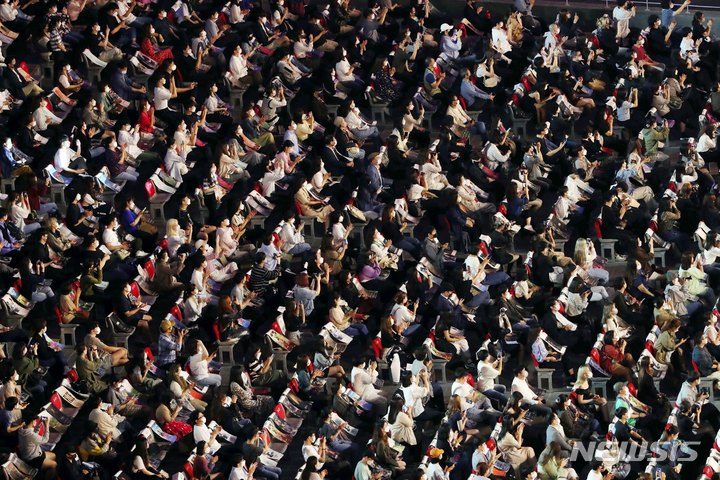 [부산=뉴시스] 하경민 기자 = 제26회 부산국제영화제 개막식이 열린 6일 오후 부산 해운대구 영화의전당 야외극장에서 관람객들이 거리를 띄운채 앉아있다. 올해 영화제는 개막작인 임상수 감독의 '행복의 나라로'(Heaven: To the Land of Happiness)를 시작으로 15일까지 영화의전당을 포함한 6개 극장 29개 스크린에서 총 70개국의 작품 223편을 상영한다. 상영작의 관람좌석은 50%만 운영하고, 작품 1편당 2~3회씩 선보인다. 2021.10.06. yulnetphoto@newsis.com