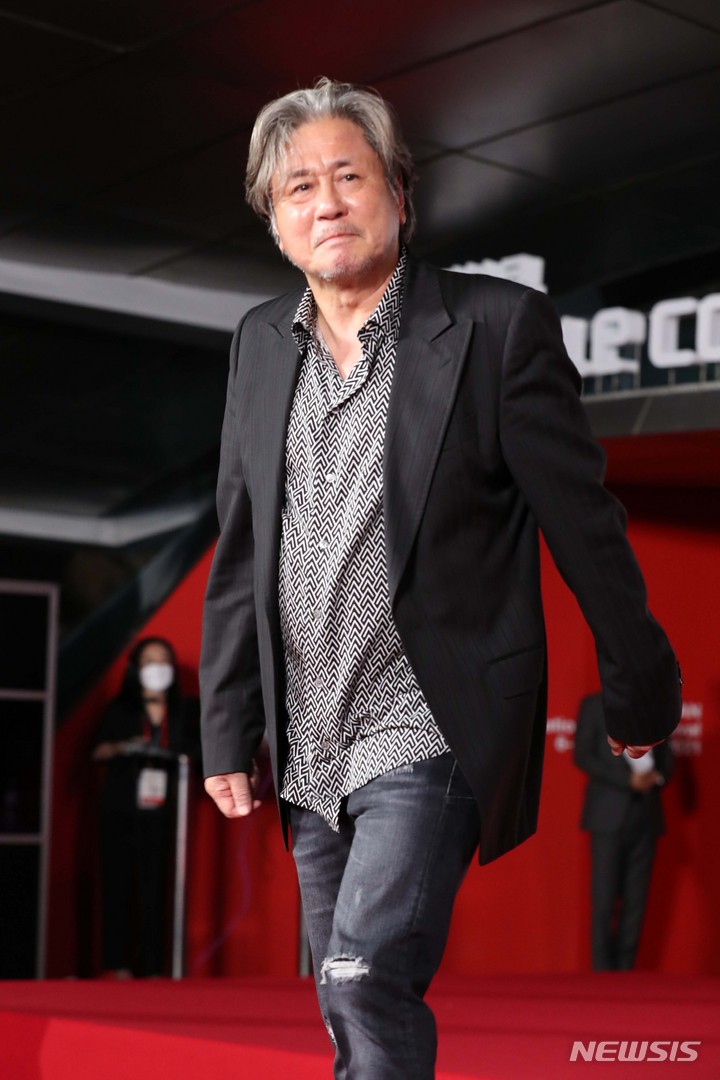 최민식, 26년만에 드라마 복귀…디즈니+ '카지노'