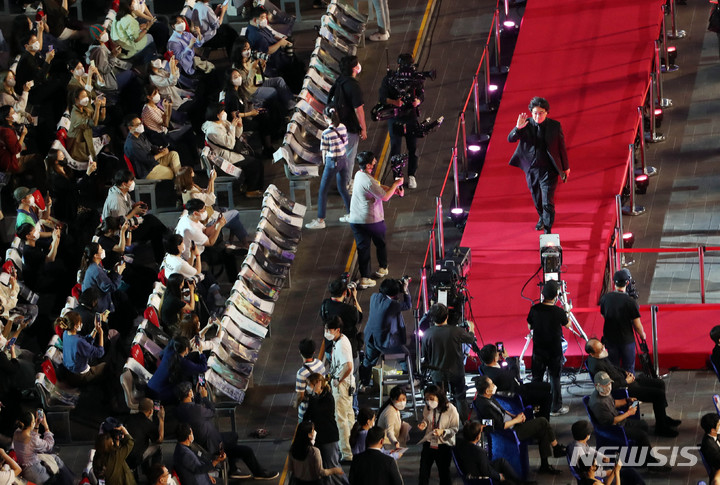 [부산=뉴시스] 하경민 기자 = 제26회 부산국제영화제 개막식이 열린 6일 오후 부산 해운대구 영화의전당 야외극장에서 봉준호 감독이 레드카펫을 지나고 있다. 올해 영화제는 개막작인 임상수 감독의 '행복의 나라로'(Heaven: To the Land of Happiness)를 시작으로 15일까지 영화의전당을 포함한 6개 극장 29개 스크린에서 총 70개국의 작품 223편을 상영한다. 상영작의 관람좌석은 50%만 운영하고, 작품 1편당 2~3회씩 선보인다. 2021.10.06. yulnetphoto@newsis.com
