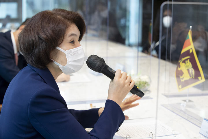 [서울=뉴시스] 이영환 기자 = 한정애 환경부 장관이 6일 오후 수원시 영통구 수원컨벤션센터에서 마힌다 아마라위라(Mahinda AMARAWEERA) 스리랑카 환경부 장관과 만나 그린뉴딜 ODA를 통한 한-스리랑카 환경협력 방안에 대해 논의하고 있다. (사진=환경부 제공) 2021.10.06. photo@newsis.com *재판매 및 DB 금지