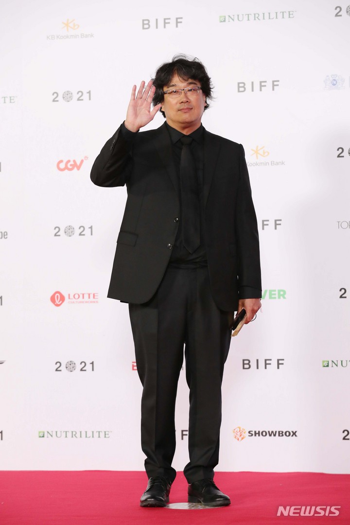 [부산=뉴시스] 박진희 기자 = 봉준호 감독이 6일 오후 부산 해운대구 영화의전당에서 열린 제26회 부산국제영화제 개막식 레드카펫 행사에 참석하고 있다. 2021.10.06. pak7130@newsis.com
