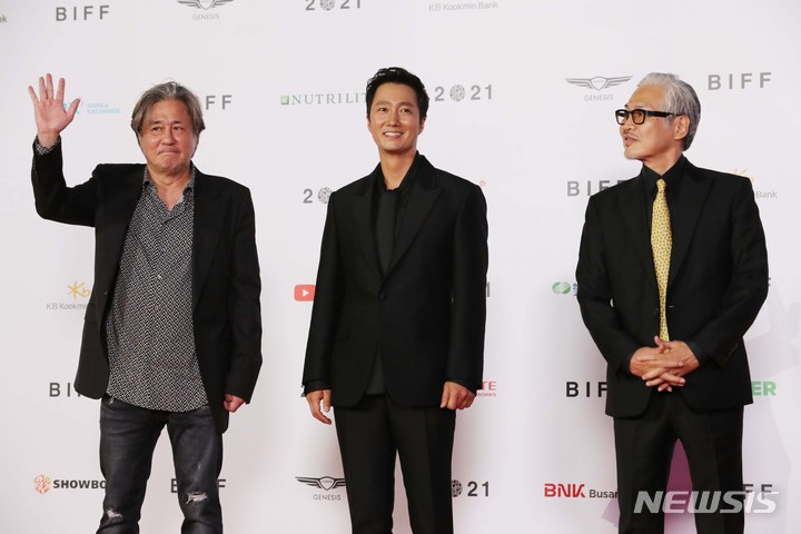 [부산=뉴시스] 박진희 기자 = 배우 최민식, 박해일, 임상수 감독이 6일 오후 부산 해운대구 영화의전당에서 열린 제26회 부산국제영화제 개막식 레드카펫 행사에 참석하고 있다. 2021.10.06. pak7130@newsis.com