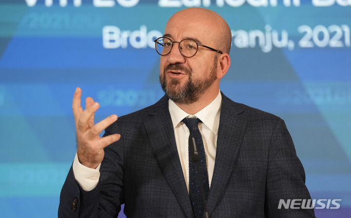 [크란지(슬로베니아)=AP/뉴시스]샤를 미셸 유럽연합(EU) 정상회의 상임의장이 지난 6일 슬로베니아 크란지에서 EU 정상회의 결론에 대해 기자회견을 통해 설명하고 있다. 2021.10.16.