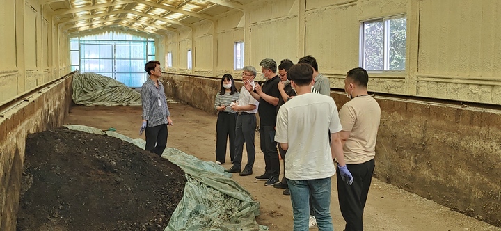 [안동=뉴시스] 경북도보건환경연구원과 경북대 연구팀이 커피박의 축산 악취 절감 효과 입증을 위한 현장연구를 하고 있다. (사진=경북도 제공) 2021.10.07 *재판매 및 DB 금지