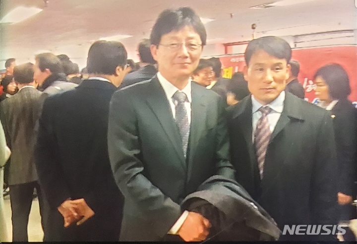 [서울=뉴시스] 유승민 전 의원 옆에서 같이 사진이 찍힌 항문침 전문가 이병환 씨의 모습 (사진=윤석열 캠프 제공) 2021.10.07.