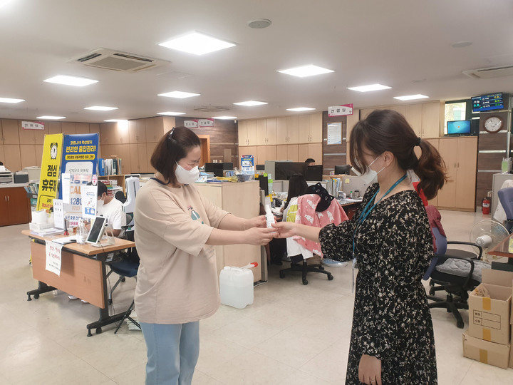 달성군 논공읍사무소에서 공유누리를 통해 소독용 에탄올을 배부받는 주민 *재판매 및 DB 금지