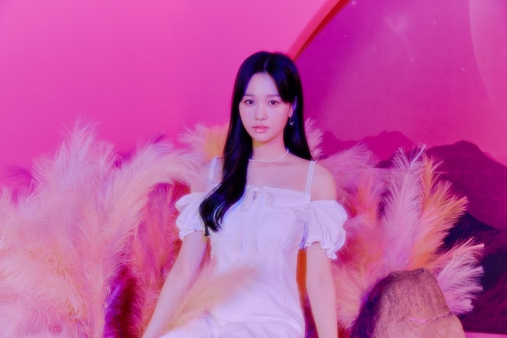 [서울=뉴시스] 걸그룹 위클리(Weeekly) 지한. 지한은 웹드라마 '소녀의 세계2'에서 '임선지'역을 맡아 첫 연기 도전에 나선다. (사진=플레이엠 엔터테인먼트 제공) 2021.10.07. photo@newsis.com *재판매 및 DB 금지