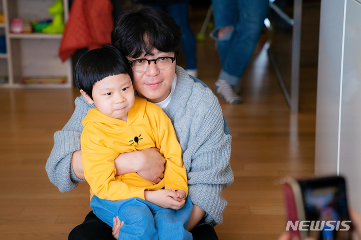 [서울=뉴시스]신원호 PD와 극 중 '이익준'(조정석) 아들로 나오는 '우주' 역의 아역배우 김준. (사진=CJ ENM 제공) 2021.10.07. photo@newsis.com