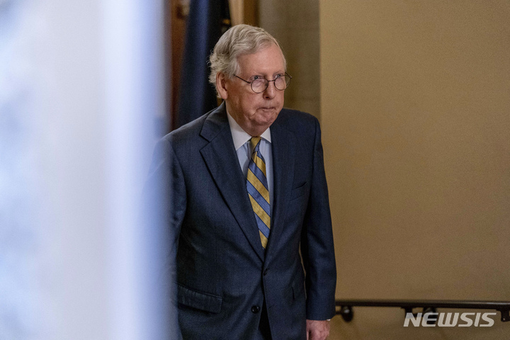 [워싱턴=AP/뉴시스]미치 매코널 미 공화당 원내대표가 6일(현지시간) 의회 상원 회의장을 향해 걸어가는 모습. 2021.10.06.