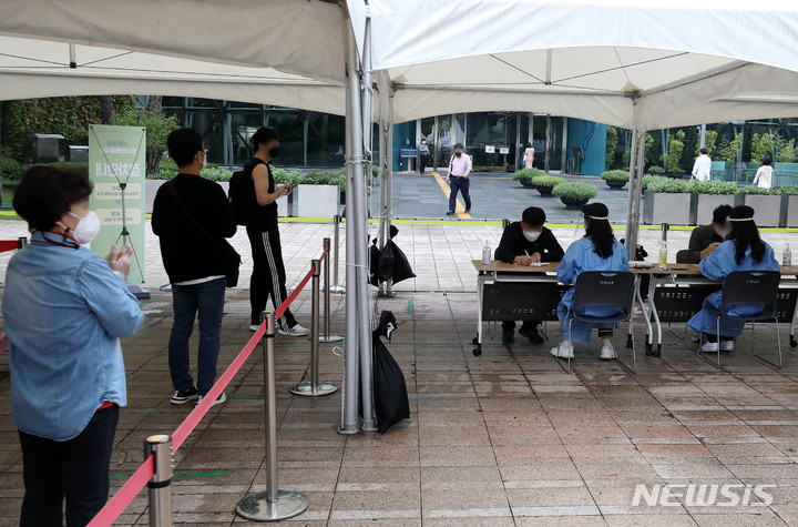 [서울=뉴시스] 백동현 기자 = 코로나19 신규 확진자가 2427명으로 집계된 7일 오전 서울 중구 서울광장 임시선별검사소에서 시민들이 검사를 받기 위해 대기하고 있다. 2021.10.07. livertrent@newsis.com