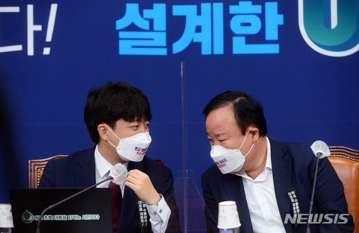 [서울=뉴시스] 최진석 기자 = 국민의힘 이준석(왼쪽) 대표와 김재원 최고위원 (공동취재사진) 2021.10.07. photo@newsis.com