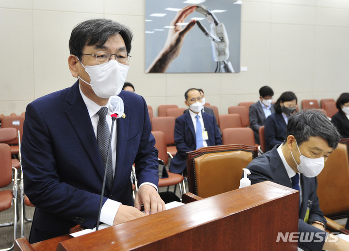 [서울=뉴시스] 최동준 기자 = 엄재식 원자력안전위원회 위원장이 7일 서울 여의도 국회에서 열린 과학기술정보방송통신위원회의 원자력안전위원회 등에 대한 국정감사에서 업무보고를 하고 있다. (공동취재사진) 2021.10.07. photo@newsis.com